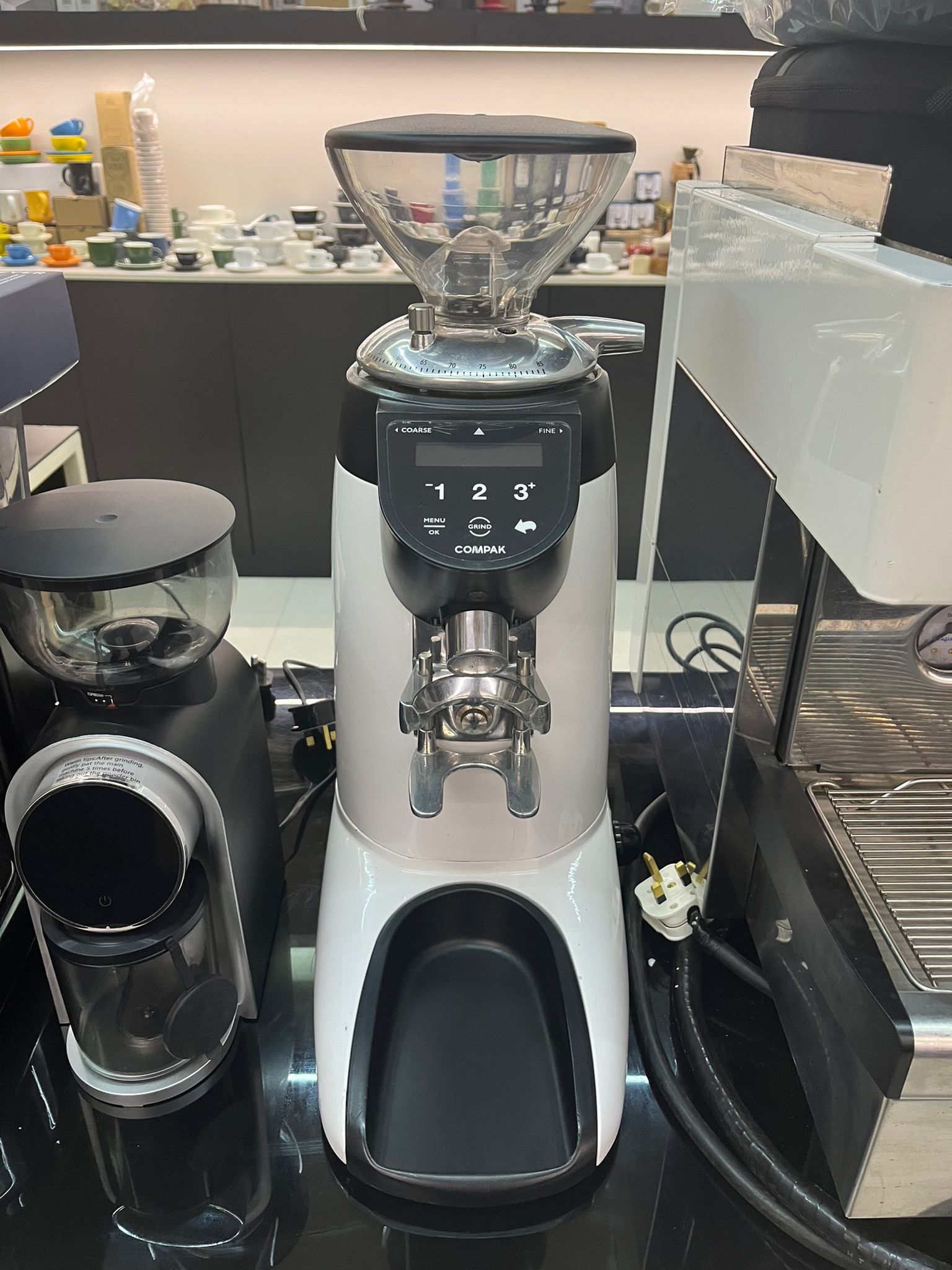 طاحونة كومباك مستعملة E10 لون ابيض مستعملة 